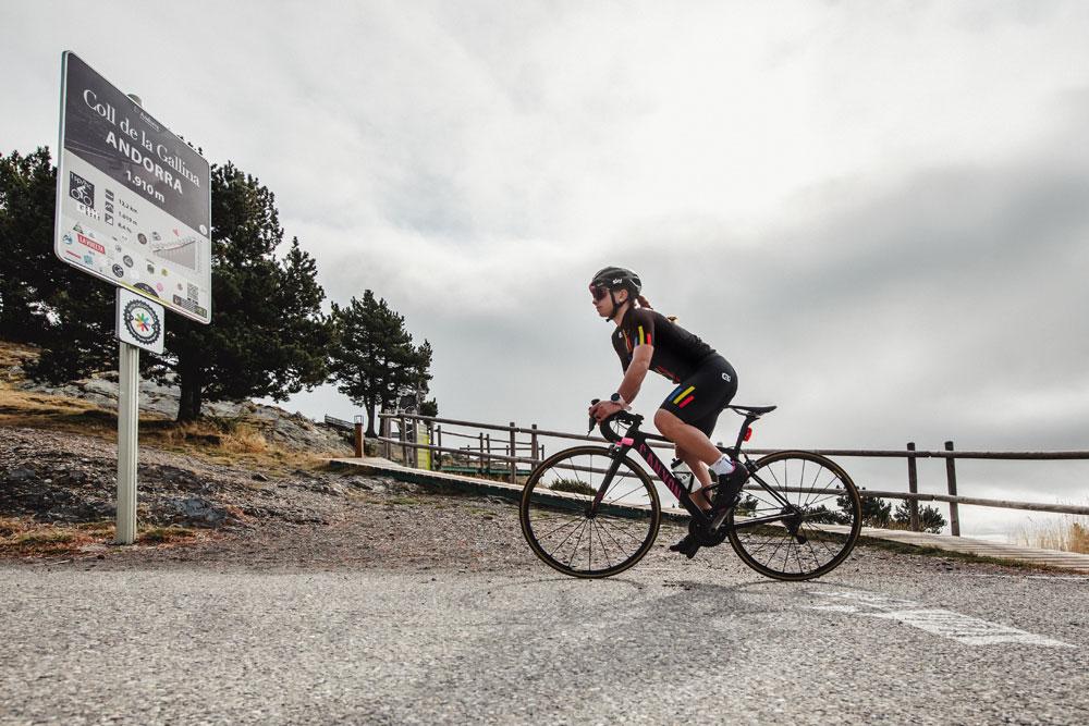 imagen de un ciclista por las ruta de Andorra